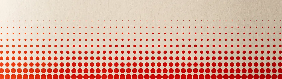 Una trama de imprenta en rojo sobre papel: puntos que se van cerrando fila a fila hasta formar tinta llena.